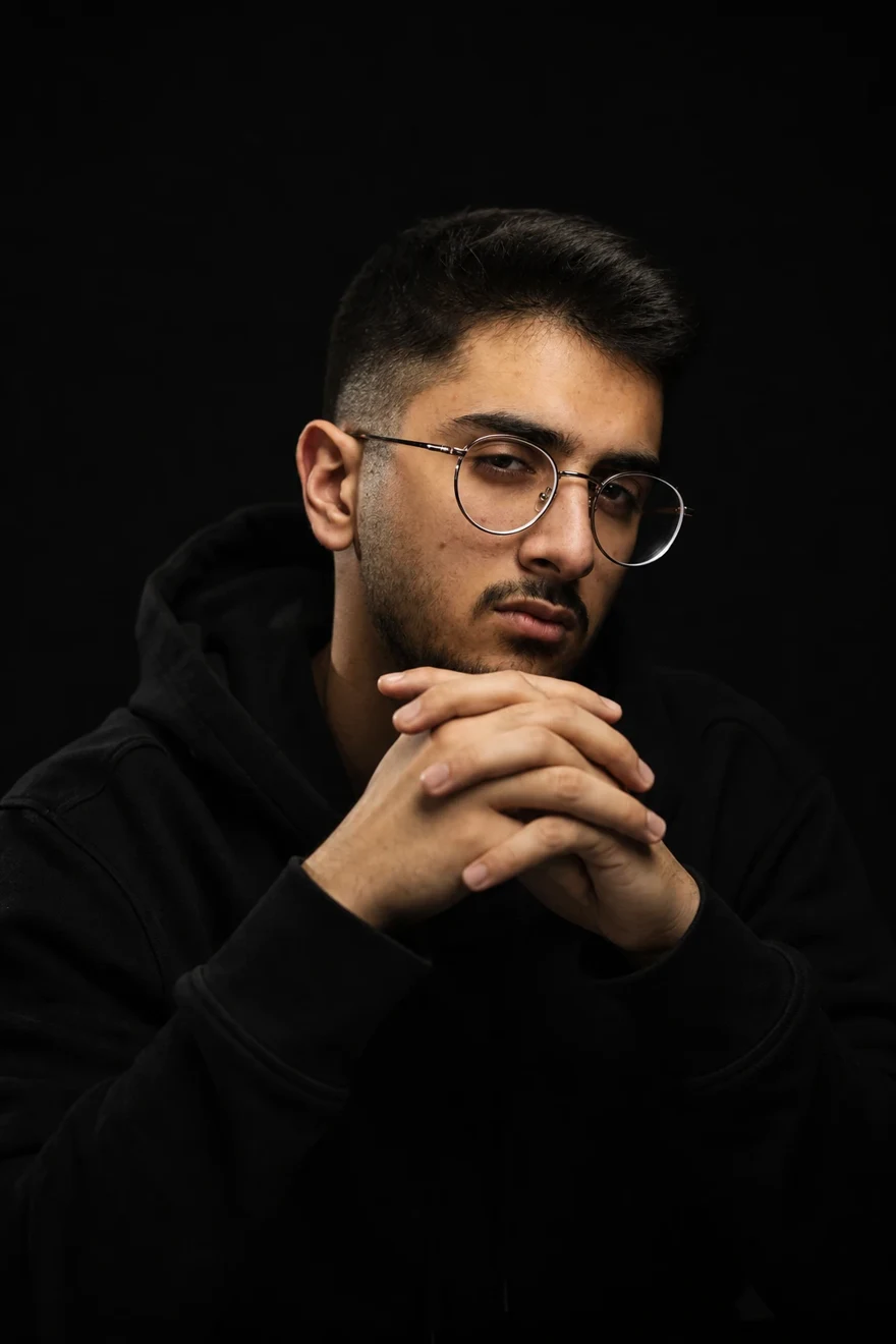 پرتره‌ی امیرحسین عبدلی